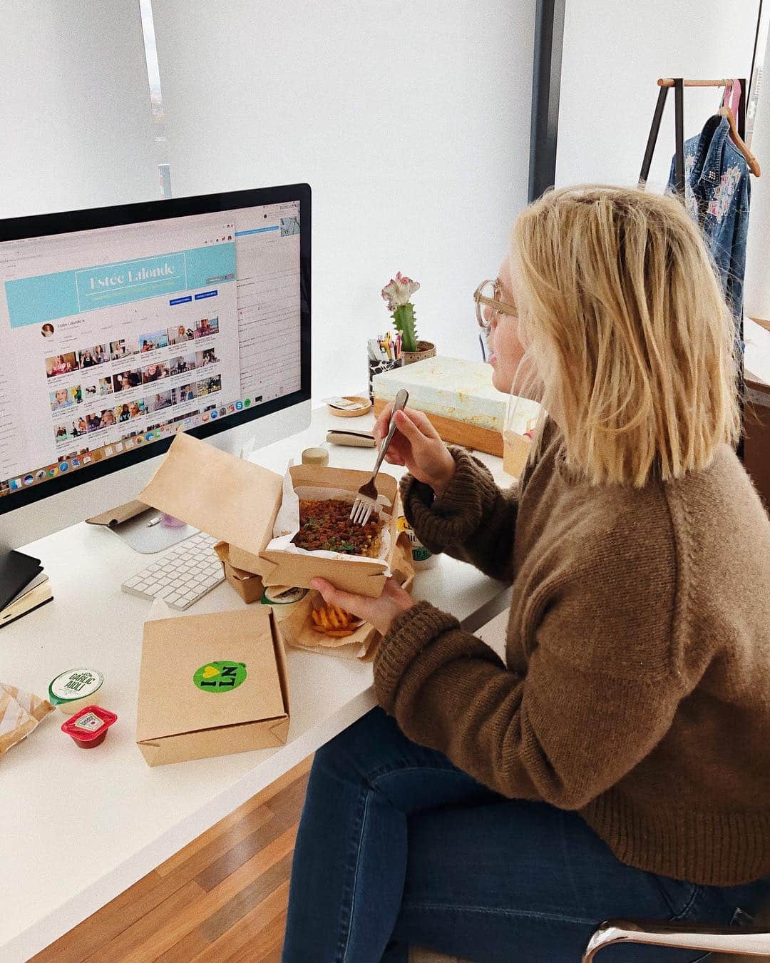 Estée Lalondeのインスタグラム：「AD - Today is one of those busy days full of deadlines and to-do lists! Lunch earlier at my desk made easy by @ubereats_uk and @leonrestaurants super quick, healthy and really convenient! #Ubereats」