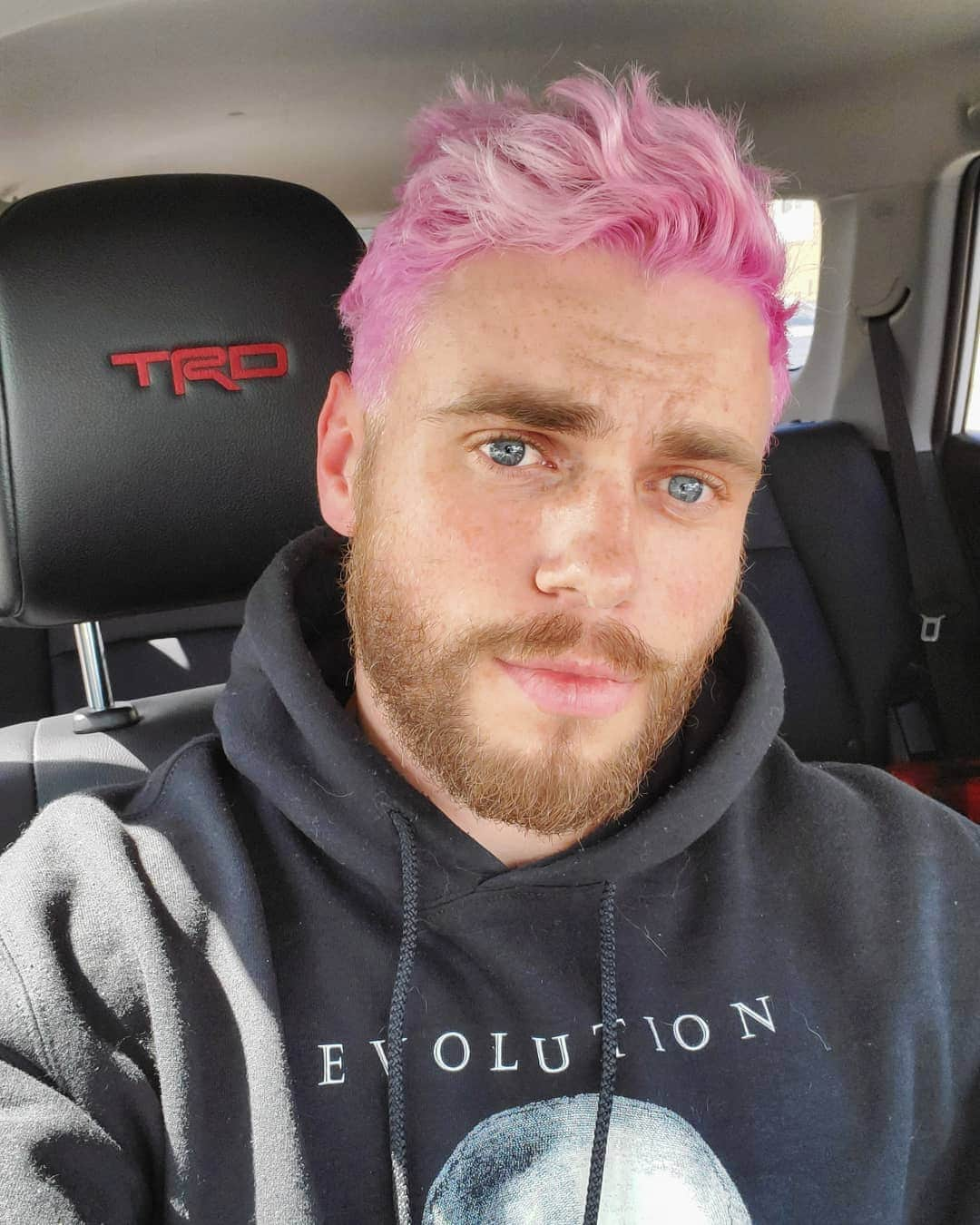 ガス・ケンワージーさんのインスタグラム写真 - (ガス・ケンワージーInstagram)「Petty in Pink」3月22日 13時01分 - guskenworthy