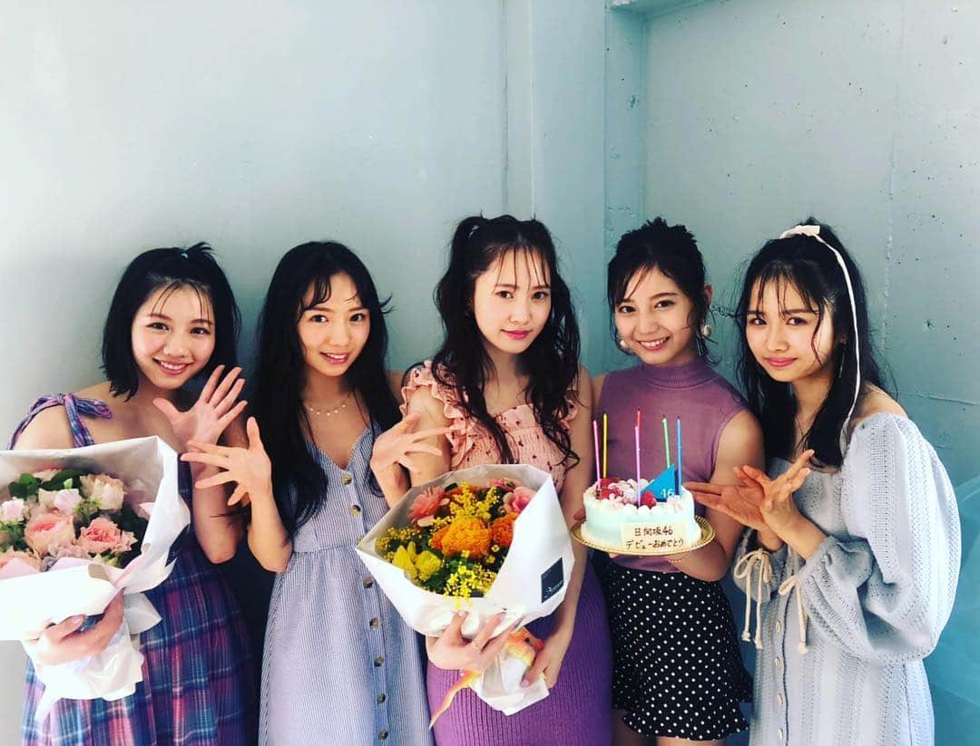 のインスタグラム：「CanCam5月号には、#日向坂46 の #加藤史帆 、#齊藤京子 さん、#小坂菜緒 さん、#渡邉美穂 さん、#上村ひなの さんの5名が登場！前髪を下ろしていることが多い彼女たちに、おでこ見せをお願いしてみました🙏 みなさんの透明感とフレッシュなかわいさにスタッフはキュンキュンがとまりませんでした😍来週のデビューに向けてこれまで&これからのこともインタビューしてきました！合わせてチェックしてみてくださいね！ #cancam  #cancam5月号 #キュン #デビューおめでとうございます🎉」