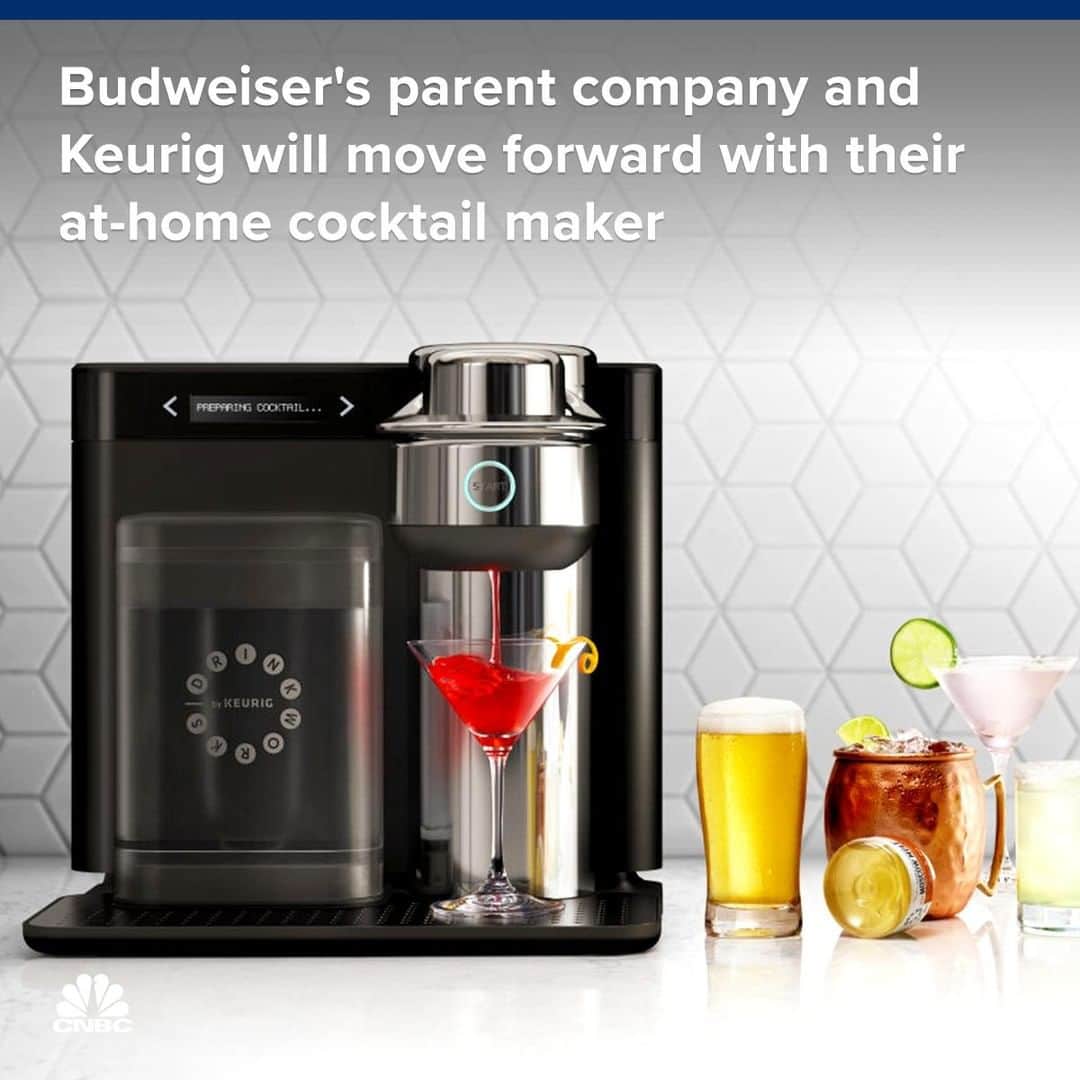 のインスタグラム：「It’s like a Keurig, but for cocktails. 🍸⁣ ⁣ Keurig Dr Pepper and Anheuser-Busch InBev are teaming up to create the Drinkworks machine, an imitation of Keurig’s well-known coffee maker that makes cocktails.⁣ ⁣ In November, they launched a pilot in St. Louis. Now they’re planning on rolling it out to Missouri, Florida and California, The Wall Street Journal reported.⁣ ⁣ The machine retails in St. Louis for $399, but is available for preorder at $299. Its liquid-filled pods, sold in packs of four, are available for $15.99 for most cocktails, like margaritas and mojitos. The appliance adds water and carbonation to the pods to create the alcoholic drinks. Each pod has about a shot of alcohol, plus flavorings.⁣ ⁣ The joint venture comes as both Keurig and AB InBev are trying to address struggling sales. ⁣ ⁣ You can read more, at the link in bio. ⁣ ⁣ *⁣ *⁣ *⁣ *⁣ *⁣ *⁣ *⁣ *⁣ *⁣ ⁣ #Budweiser #Keurig #Cocktails #DrinkWorks #Beer #Wine #Cider #Margarita #Mojito #Spirits #Partnership #business #Beverage #BusinessNews #News #CNBC⁣」