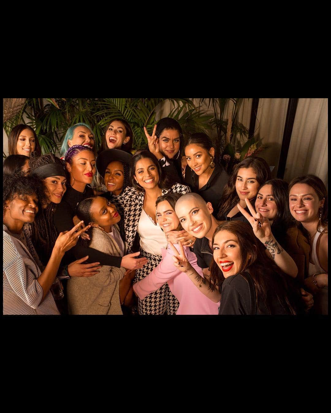 ローレン・ハウレギさんのインスタグラム写真 - (ローレン・ハウレギInstagram)「Throwback to this beautiful femme love fest a few days ago. Thank you @iisuperwomanii for gathering a group of such powerful baddies in one space and for being the kind, empowering, energetic queen of comedy you are. A HUGE congratulations to not only being one of the first women to host a major network late night show, but to be a queer women of color doing it, BITCH you better REPRESENT!! Watching you make the strides you are is truly inspirational. I’m grateful to know you and bask in your glow, thank you. @spreadgirllove #GirlLove」3月22日 11時37分 - laurenjauregui