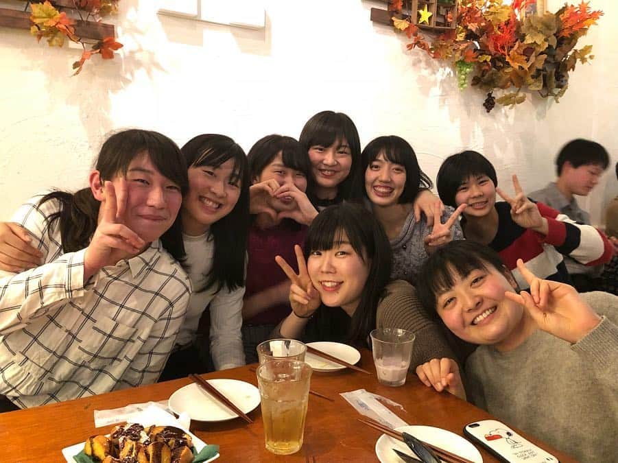 及川真夢さんのインスタグラム写真 - (及川真夢Instagram)「3月21日  歓送迎会！！！ ついに送られました〜😭 本当に青山学院大学女子バレーボール部で良かった✨ 最高なメンバーと最高な環境でバレーができて本当に幸せ🍀自分の頑張れるエネルギー源はみんなで、みんなじゃなかったらここまで頑張ってこれなかった！ありがとう😊 感謝しかない😭✨ そして、同期5人揃ってこの日を迎えられて良かった😊これからもよろしくね☺️🙏 #青山学院大学 #女子バレーボール部 #歓送迎会 #四送会 #みんな大好き #いーごーず #1年生のTT sisters最高 #感謝 プレゼントありがとう🎁😊」3月22日 11時38分 - oikawa_mayu