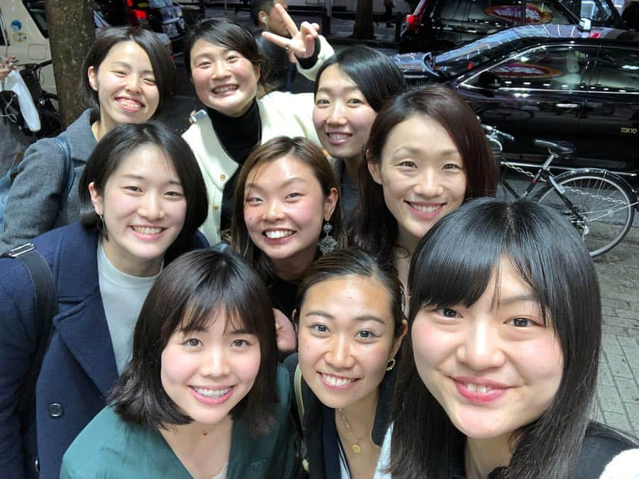 及川真夢さんのインスタグラム写真 - (及川真夢Instagram)「3月21日  歓送迎会！！！ ついに送られました〜😭 本当に青山学院大学女子バレーボール部で良かった✨ 最高なメンバーと最高な環境でバレーができて本当に幸せ🍀自分の頑張れるエネルギー源はみんなで、みんなじゃなかったらここまで頑張ってこれなかった！ありがとう😊 感謝しかない😭✨ そして、同期5人揃ってこの日を迎えられて良かった😊これからもよろしくね☺️🙏 #青山学院大学 #女子バレーボール部 #歓送迎会 #四送会 #みんな大好き #いーごーず #1年生のTT sisters最高 #感謝 プレゼントありがとう🎁😊」3月22日 11時38分 - oikawa_mayu