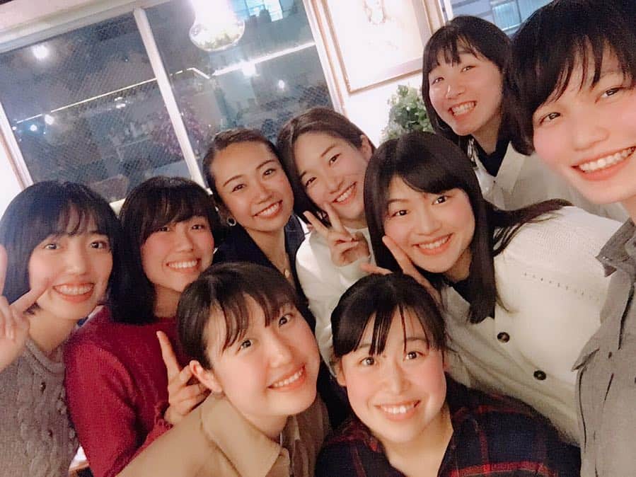 及川真夢さんのインスタグラム写真 - (及川真夢Instagram)「3月21日  歓送迎会！！！ ついに送られました〜😭 本当に青山学院大学女子バレーボール部で良かった✨ 最高なメンバーと最高な環境でバレーができて本当に幸せ🍀自分の頑張れるエネルギー源はみんなで、みんなじゃなかったらここまで頑張ってこれなかった！ありがとう😊 感謝しかない😭✨ そして、同期5人揃ってこの日を迎えられて良かった😊これからもよろしくね☺️🙏 #青山学院大学 #女子バレーボール部 #歓送迎会 #四送会 #みんな大好き #いーごーず #1年生のTT sisters最高 #感謝 プレゼントありがとう🎁😊」3月22日 11時38分 - oikawa_mayu