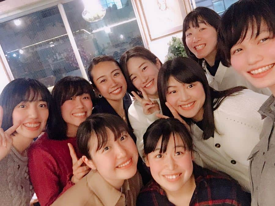 及川真夢さんのインスタグラム写真 - (及川真夢Instagram)「3月21日  歓送迎会！！！ ついに送られました〜😭 本当に青山学院大学女子バレーボール部で良かった✨ 最高なメンバーと最高な環境でバレーができて本当に幸せ🍀自分の頑張れるエネルギー源はみんなで、みんなじゃなかったらここまで頑張ってこれなかった！ありがとう😊 感謝しかない😭✨ そして、同期5人揃ってこの日を迎えられて良かった😊これからもよろしくね☺️🙏 #青山学院大学 #女子バレーボール部 #歓送迎会 #四送会 #みんな大好き #いーごーず #1年生のTT sisters最高 #感謝 プレゼントありがとう🎁😊」3月22日 11時38分 - oikawa_mayu