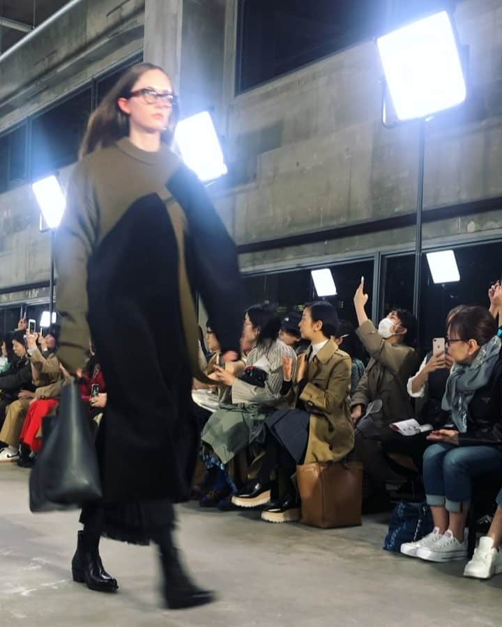 野尻美穂のインスタグラム：「肉眼でしっかり見てたかったから上手く撮れてないけど、とにかくワクワクが止まらなかった。 私にとってとても重要なブランド。 洋服を作る上での考えや奥深さを目で見て感じられました。 まだまだ勉強中だけど、いつまでもドキドキできる。 だからファッションって楽しい！ #HYKE #2019FW」