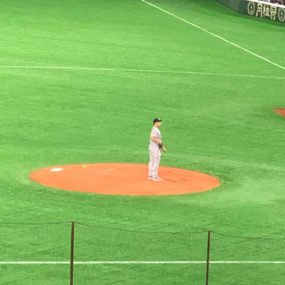 佐藤勇さんのインスタグラム写真 - (佐藤勇Instagram)「試合の前々日ぐらいにチケットを取って頂いて、お世話になっている雄星さんのメジャーデビューそしてイチローさんを観させて頂きました。  そしたら試合中に イチローさん引退のニュースが出てビックリ。正直50歳まで現役をやると誰もが思ってました。  今日はイチローさんの最初で最後の打席を観させて頂きました。 その瞬間を生で観れたことに本当に感謝です。  イチローさんは小さい頃からの憧れでありたくさんの感動と与えてくれました。  イチローさん本当にお疲れ様でした。  雄星さん初勝利目指して頑張ってください‼︎ #イチロー さん#お疲れ様でした。#夢と感動をありがとうございました #菊地雄星 さん#初勝利目指して頑張ってください#東京ドーム#イチローさん#引退試合#3月21日#最後の試合#チケット取って頂きありがとうございました#感謝#マリナーズ#アスレチックス#メジャー開幕二戦目#マリナーズ勝利」3月22日 11時48分 - isamusato63