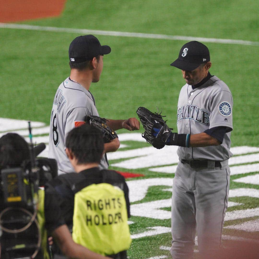 佐藤勇さんのインスタグラム写真 - (佐藤勇Instagram)「試合の前々日ぐらいにチケットを取って頂いて、お世話になっている雄星さんのメジャーデビューそしてイチローさんを観させて頂きました。  そしたら試合中に イチローさん引退のニュースが出てビックリ。正直50歳まで現役をやると誰もが思ってました。  今日はイチローさんの最初で最後の打席を観させて頂きました。 その瞬間を生で観れたことに本当に感謝です。  イチローさんは小さい頃からの憧れでありたくさんの感動と与えてくれました。  イチローさん本当にお疲れ様でした。  雄星さん初勝利目指して頑張ってください‼︎ #イチロー さん#お疲れ様でした。#夢と感動をありがとうございました #菊地雄星 さん#初勝利目指して頑張ってください#東京ドーム#イチローさん#引退試合#3月21日#最後の試合#チケット取って頂きありがとうございました#感謝#マリナーズ#アスレチックス#メジャー開幕二戦目#マリナーズ勝利」3月22日 11時48分 - isamusato63