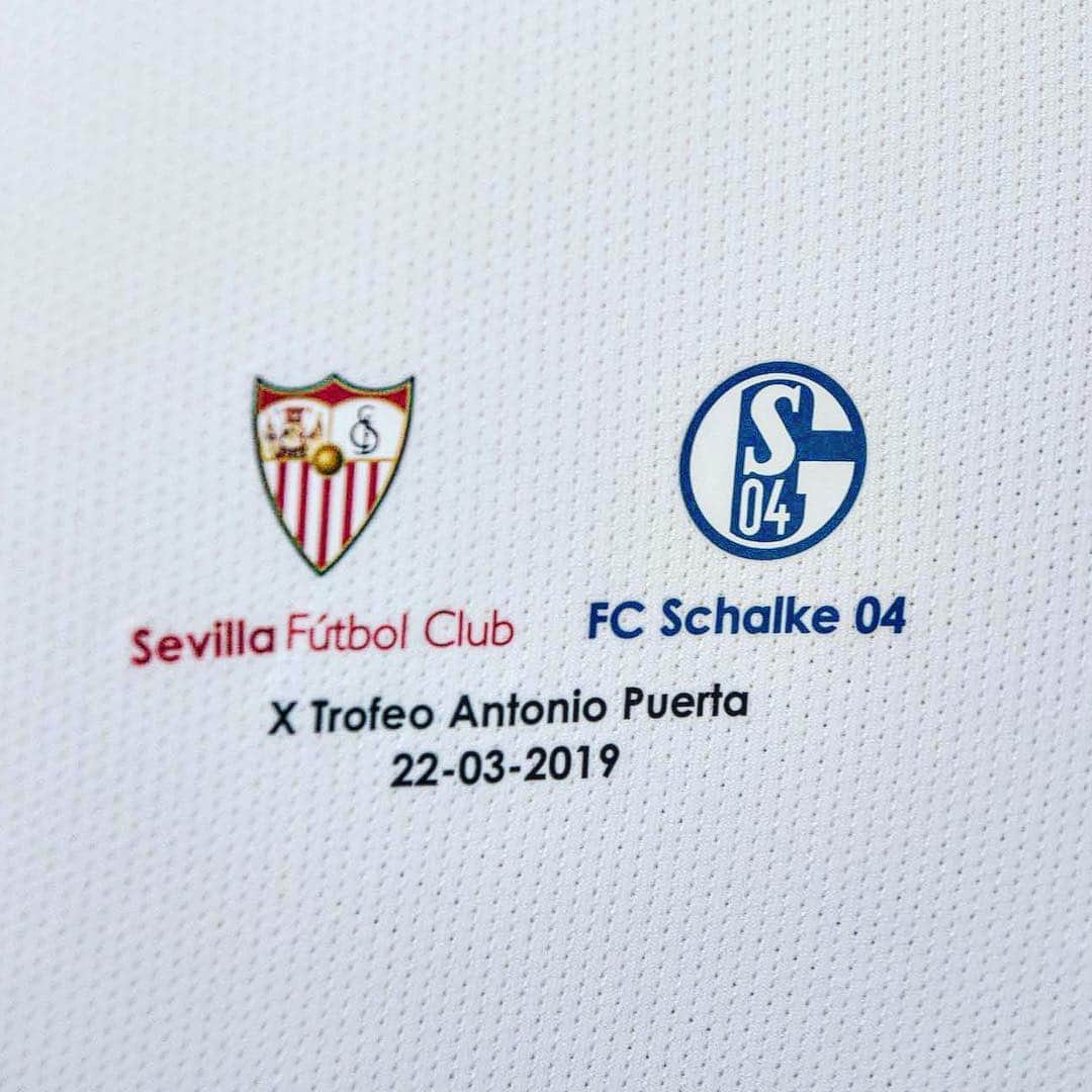 シャルケ04さんのインスタグラム写真 - (シャルケ04Instagram)「🔜 X Trofeo #AntonioPuerta  #S04⁠ ⁠🆚 @sevillafc . . #🔵⚪️ #Sevilla #Schalke #friendly #S04 #SFCS04 #Football #Knappen #RoyalBlue」3月22日 11時47分 - s04