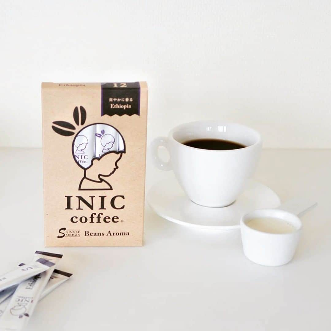 INIC coffeeさんのインスタグラム写真 - (INIC coffeeInstagram)「＜Beans Aroma＞シリーズの中でも、 一番フルーティーで爽やかな味わいの【Ethiopia】。 𓇼 コーヒー発祥の地「エチオピアシダモ」でとれた生豆を、 水洗いせずそのまま乾燥させた「ナチュラル」方式で精製し、 豆そのものの風味をストレートに楽しめるよう仕上げました。 𓇼 口いっぱい広がるフルーティな香りと、 ほんのり甘くまろやかな飲み口が、 すっと心を穏やかにしてくれますよ 𓇼 🔹 INIC coffee Beans Aroma エチオピア 🔹 https://www.inic-market.com/SHOP/4560466075173.html ・ ・ #コーヒー #coffee #☕ #スペシャリティコーヒー #ロースタリー #coffee_inst #coffee_time #iniccoffee #イニックコーヒー #inic #イニック」3月22日 11時47分 - iniccoffee