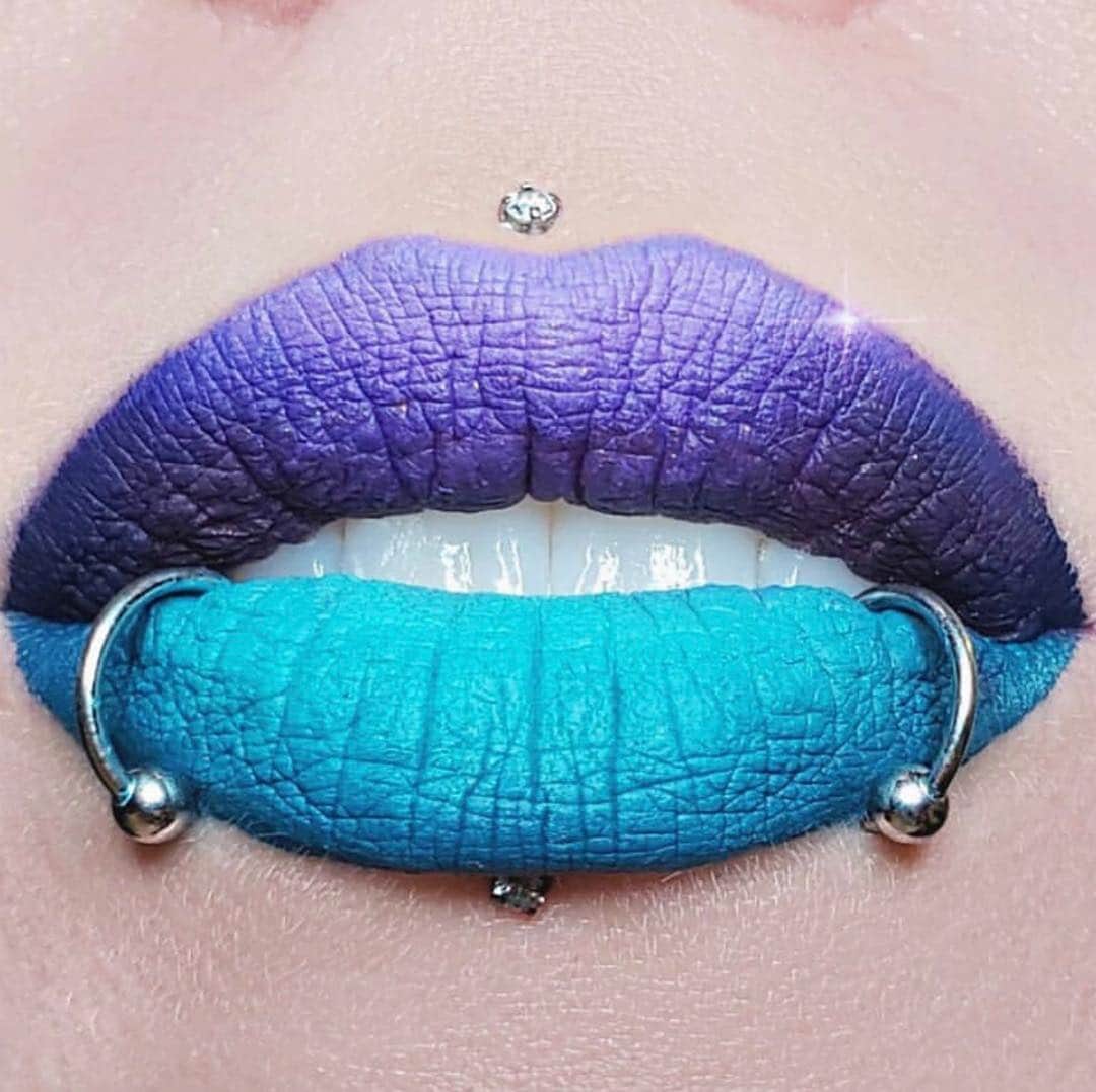 Jeffree Star Cosmeticsさんのインスタグラム写真 - (Jeffree Star CosmeticsInstagram)「PURPLE RAIN ☔️ ☔️ We just cant get enough of this blue and violet combo 💋💋 @vegmakeupfordays used 7 #velourliquidlipstick shades including ‘Triggered’, ‘Abused’, & ‘Blow Pony’ 💙💜 #jeffreestarcosmetics #liquidlip #BlueBlood」3月22日 11時57分 - jeffreestarcosmetics