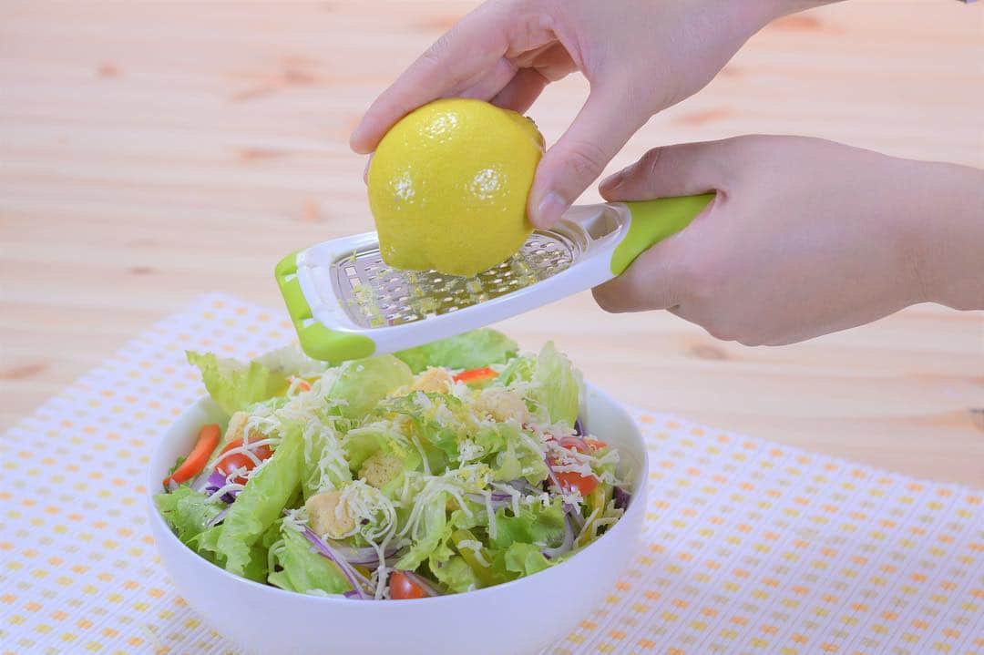 のインスタグラム：「.⁣ 🍋フレッシュレモンでさわやかサラダ🍋⁣ .⁣ 本日はののじの「 #手のり香味おろし」を使った〈風味プラステクニック〉をご紹介いたします😋⁣ .⁣ 今晩からでも手軽にチャレンジできる〈風味プラステクニック〉で簡単にいつものお料理を格上げしませんか？⁣ フレッシュな野菜サラダをワンランク上げるなら⁣ レモンの皮！⁣ 香り高い風味を楽しめる上に、ビタミンCも豊富なので美容効果も期待できます♡⁣ .⁣ 「手のり香味おろし」を使った〈風味プラステクニック〉で、ワンランク上のお食事をお楽しみくださいませ🙌⁣ .⁣ 「手のり香味おろし」の詳細はHPへ♫⁣ アカウントTOP＜ @nonoji.official ＞のリンクから🔍⁣ .⁣ にこにこ、うふふが、いっぱい😊⁣ .⁣ .⁣ #ののじ #手のり香味おろし #香味野菜 #レモン  #instafood #foodie #グルメ #美容 #おうちカフェ #モーニング #朝ごはん #breakfast #ランチ #ディナー #yummy #delicious #キッチングッズ #便利グッズ #豊かな食卓 #野菜 #ヘルシー #サラダ #料理好きな人と繋がりたい #vegetables #晩ごはん #ベジタリアン #lunch #野菜のある生活」