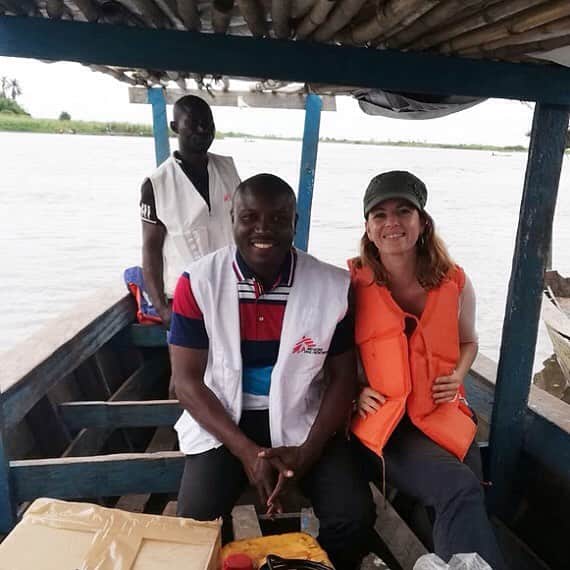 国境なき医師団さんのインスタグラム写真 - (国境なき医師団Instagram)「「私たち、世界のどこまでも、かけつけます！」 . はしかの大流行が広がるコンゴ民主共和国で、国境なき医師団のチームは緊急活動を展開中。2月までに80万人を超える子どもたちに予防接種を行いました。 . 最も重要なのが、道路も電気も通じていないへき地に住む子どもたちへの予防接種。医療を全く受けたことのない子もいて、流行のリスクが高いのです。 . 橋のない川や沼地など、道なき道を行くチームには多くの困難が。しかも、予防接種に使うワクチンは、クーラーボックスなどで低温のまま運ばなければなりません。 . ボートで、四輪駆動車で、そしてなんと丸木舟まで利用して。命を守る予防接種から、子どもたちの一人たりとも取り残したくない！チームの奮闘は続きます。 ----------------- コンゴ民主共和国の活動ニュースは公式サイトから。プロフィールのURLリンクからどうぞ→@msf_japan . ---------------- Photo © Bérengère Guais/MSF  #国境なき医師団 #MSF #アフリカ #コンゴ #はしか #予防接種 #photooftheday #チームワーク #頑張る #道なき道 #ランクル #landcruiser #舟 #丸木舟 #笑顔 #スマイル #元気になる #元気をもらう #写真部 #写真好きな人と繋がりたい」3月22日 11時53分 - msf_japan