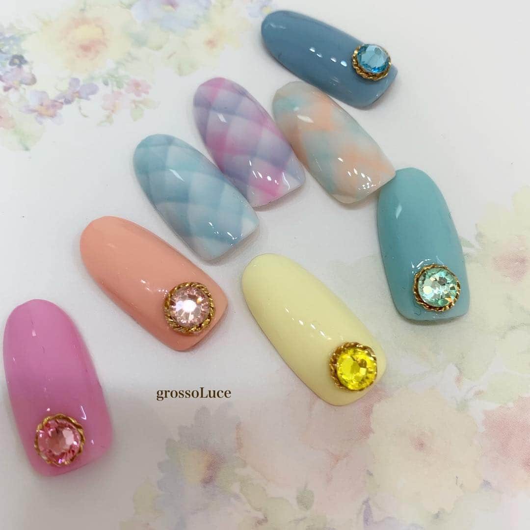 のインスタグラム：「Repost @rumi.okamoto #岡本先生ネイル ・・・ . ネイルパフェジェルの新色 スプリングパステルシリーズを使った チェック柄♡ こちらも春らしくてオススメ✨ . . @nailparfaitgel  #grosso luce#nail#nails#gelnails#美甲#ネイル#ネイルアート#ネイルデザイン#ジェル#ジェルネイル#春ネイル#パステルカラー#パステルネイル#チェックネイル#ネイルパフェジェル#nailparfaitgel」