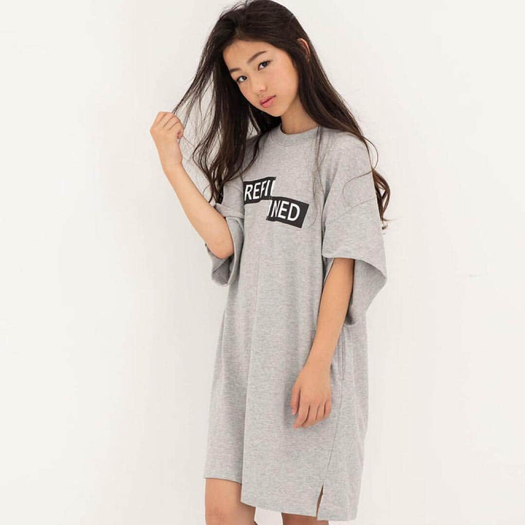 のインスタグラム：「. New Arrival！ 【AIMABLE】2019 Early Summer Collection. . エマーブルの新作は、チャコールグレーやベージュなど落ち着いたカラーを中心に、シルエットにこだわったアイテムが揃いました。 甘さ控えめな大人テイストになっています。 . シンプルなカットソーワンピもロゴの配置やスリットやロゴの配置を変えるだけでぐっとオシャレに。 パンツやブラウスも多数入荷しました。 ぜひご覧ください♪ . ワンピース AM19ES011 GY. ¥3,564(税込). . #AIMABLE#エマーブル#2019ss#ジュニア服#ジュニアファッション#小学生ファッション#小学生コーデ#ガールズコーデ#姉妹コーデ#姉妹コーデ部#姉妹リンクコーデ#smarby#スマービー#子供服通販」