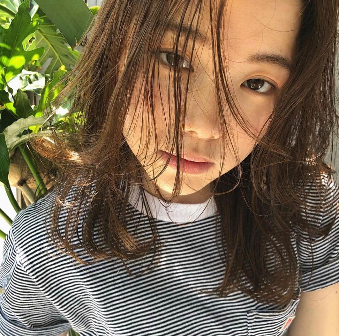 カワシリアツシのインスタグラム：「春はちょっと軽めが◎ ・ ・ ・ ・ブリーチの回数がわからない。 ・値段が気になる。 ・ダメージが心配。など なんでもご気軽にご相談ください😊 ・ ご予約やご相談はURLもしくはDM・LINEにてお待ちしております🙆‍♂️ ・ ・ ・ ご予約はトップページURLをクリック😊 もしくはDMください✉️ ・ ネットで×になってても お取りできるお時間もございますので、 ご気軽にご相談ください🙆‍♂️ ・  #アディクシー #イルミナカラー  #外国人風カラー #ミニボブ #切りっぱなしボブ #ハイライト #外ハネ #グラデーション #外国人風 #ポートレート #美容室 #美容院 #美容学生 #撮影 #東京 #渋谷  #ショートヘア #グレージュ  #ブルージュ #ブリーチ #portrait #フィルムカメラ #hairstyle #ショートカット #haircolor #ハイトーン #데일리룩 #时尚 #แฟชั่น#デジキュア」