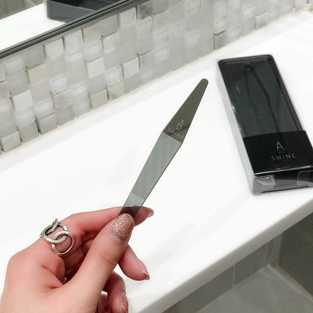 のインスタグラム：「#nailcare . . ガラス製の爪磨き❤︎ @ace__lab 手はジェルネイルしてるけど、 足はしてないので、 この爪磨きで爪を ツルツルピカピカにしてるよ★ . . 全然力も時間もかからないので、 ジェルネイルしてない人は このアイテムオススメです🙆‍♀️ . . . #ネイルケア #ネイル #爪磨き #時短 #フットネイル #ハンドネイル #ハンドケア #フットケア #美容 #美容好き #美容好きな人と繋がりたい #美容マニア #美容オタク #ママ美容 #おすすめグッズ #コスメ好き #コスメ好きさんと繋がりたい #mamagirl #locari #ジェルネイル #ピンクネイル #ネイル好きな人と繋がりたい #ネイル好き #セルフネイル #haruru0724_cosme」