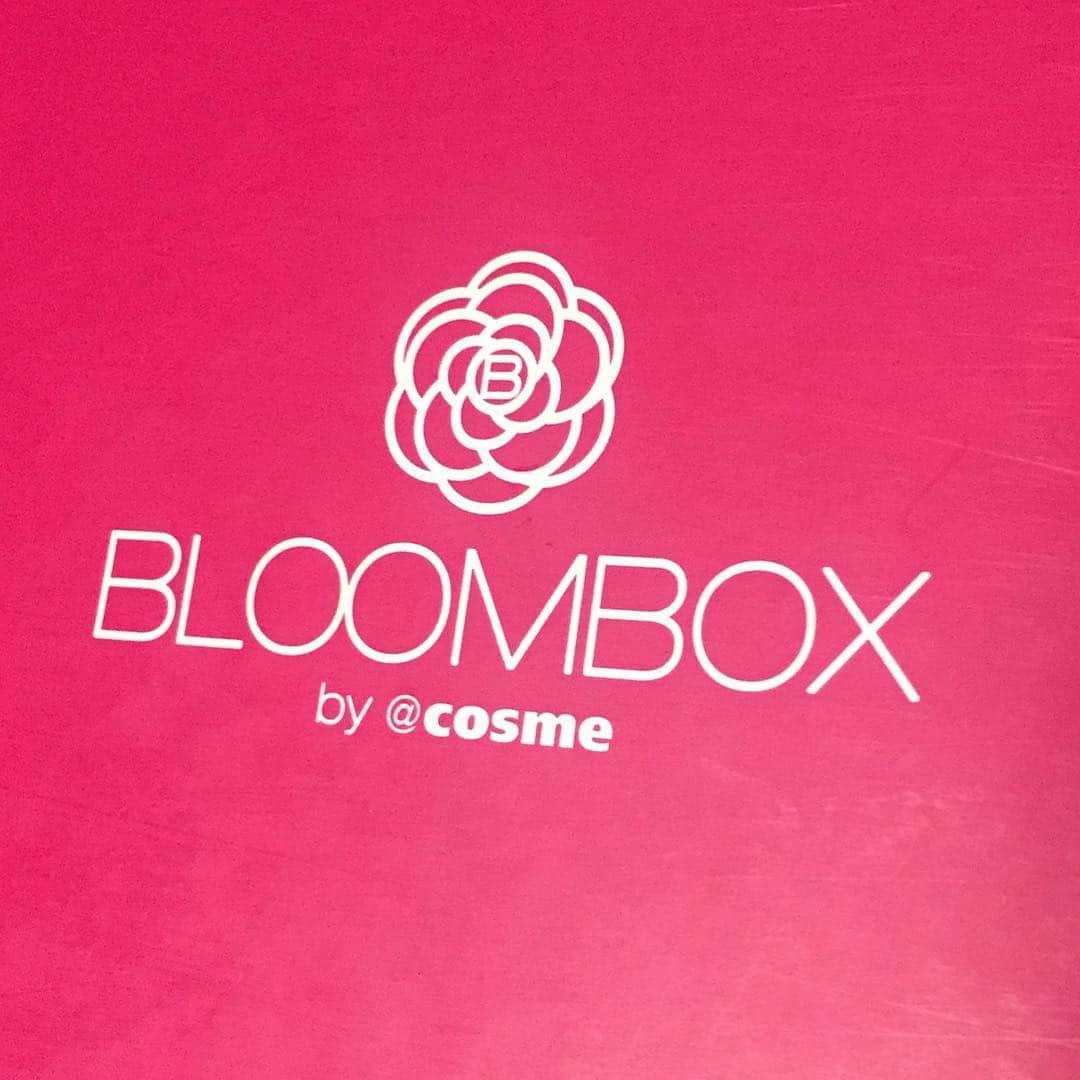 浦えりかさんのインスタグラム写真 - (浦えりかInstagram)「今月の #bloombox 届いたよー（2日前に） 今月のテーマはwonderful beginning! 化粧水と洗顔料とクレンジングオイルが全部製品だったので箱の中パンパンだった（笑）  #ナイーブボタニカルクリーミー洗顔料  #dhc #パーフェクトマイルドタッチクレンジングオイル  #nivea #ニベアディープモイスチャーリップ  #素肌しずく #保湿化粧水  #エステファクト #エステファクトスーパーリフトジェル」3月22日 11時59分 - uraerika