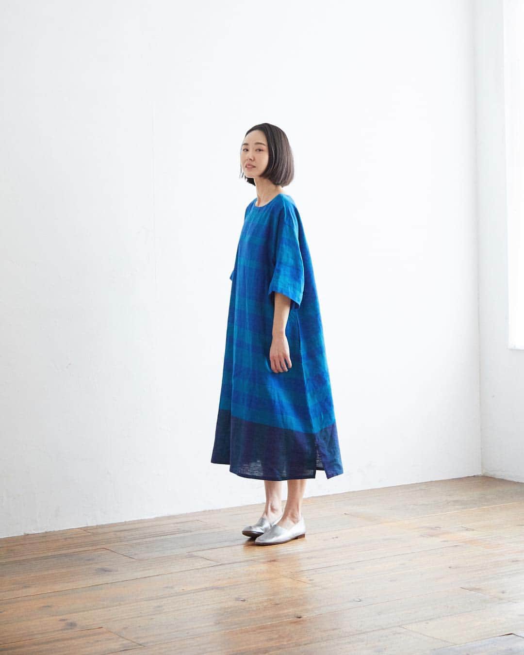 のインスタグラム：「アカ、アオ、ライトグレー【 blue willow 】春のイロあそび。﻿ ﻿ シルエットはもちろん、生地の織りや色の組合せにもこだわってものづくりをする「blue willow」から、鮮やかな色の新作が到着しました。﻿ 今回は、すべてリネン100％の素材を使ったコーディネートのご紹介です。﻿ ﻿ ﻿ ﻿ ﻿ -----------﻿﻿﻿ ■リネンパネルチェックワンピース［ISW-2A29-1026-A］﻿ 綺麗な海のようなアオ色のチェックワンピース。﻿ 裾周りの濃い部分は切り替えではなく、糸を変えて表現された贅沢なデザインです。﻿ ボタン開き仕様で前後を変えても着られるので、日よけに羽織りとしても活躍してくれます。﻿ ﻿ ﻿ ﻿ -----------﻿﻿﻿ ■リネンカシュクールワンピース［ISW-2A29-1023-B］﻿ ヒモを結んだり、クシュっとさせたり、開けてラフに羽織ったりと様々な着こなしができるカシュクールワンピース。﻿ 先染めの特徴であるムラ感と少しくすんだカラーが、インナーのアオをやわらかく馴染ませてくれます。﻿ ﻿ ﻿ -----------﻿﻿﻿ ■リネン切り替えノースリーブワンピース［ISW-2A29-1025-A］﻿ 少し詰まったネックラインと長めの着丈が幼く見えない、大人に似合うギンガムチェックワンピース。﻿ バランス良く見えるウエスト切り替えとタックで、シルエットは女性らしく。﻿ 中に重ねたパンツは、締め付け感が苦手な方にレギンスの代わりとして合わせられる、おすすめのアイテムです。﻿ ﻿ ﻿ -----------﻿﻿﻿ ■リネンハオリワンピース［ISW-2A29-1024-B］﻿ 軽めのコート感覚で着られるナチュラルな色合いのワンピース。﻿ ウエストひも付きなので簡単なアレンジも可能。﻿ 風を纏う生地のやわらかさと軽さが、ふんわり袖を引き立ててくれます。﻿ ﻿ ﻿ -----------﻿﻿﻿ ■リネンパネルボーダーブラウス［ISW-2A29-1028-A］﻿ ■リネンタックワイドパンツ［ISW-2A29-1027-A］﻿ 昨年人気だったアカのパネルボーダーデザイン。﻿ 今年はもっと着回していただけるように、前後着できる2WAY仕様のブラウスで登場。﻿ 色だけでなく織り方も切り替えた、オリジナル生地だからできる雰囲気のあるトップスです。﻿ ﻿ ﻿ ﻿ ------------------------------﻿﻿﻿ ▶️お買いものは写真内のタグをタップしてくださいね。またはプロフィールからもナチュランへリンクしています。→@natulan_official﻿﻿﻿ ﻿ ▶️写真内のタグは、販売中でも消えている場合がございます。ぜひ、ナチュランの検索窓から、商品コード又は商品名を、検索してみてくださいね。﻿﻿﻿ ﻿ ▶️プロフィール画面では、季節のおすすめ商品や、再入荷情報をご紹介しています。ぜひ、ご覧くださいませ。→@natulan_official﻿﻿﻿ ﻿﻿﻿ -----------﻿﻿﻿ #今日のコーデ #コーディネート #ファッション #ナチュラル #ナチュラン #natulan #日々の暮らし #暮らしを楽しむ #シンプルライフ #シンプルコーデ #暮らし #春コーデ #大人コーデ #春 #春の装い #暮らし　#ブラウス　#ワンピース　#チェック　#ギンガムチェック　　#natulan_official　@cam_be」