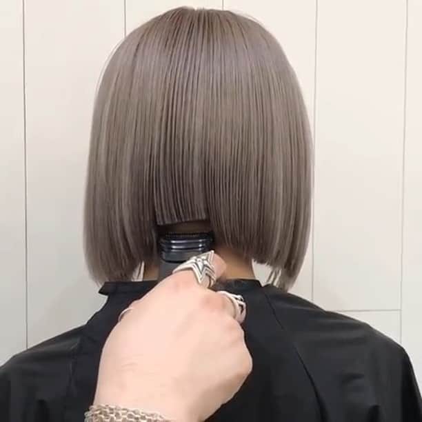 のインスタグラム：「✔style by @nobuhair 【 #ALBUM動画_カット_バリカン 】 ↑別パターンはこちら↑ . cut + color ¥3,500~ double color ¥8,000~ treatment ¥2,000~ etc... ※店舗により料金が異なります。 . . バリカット . . ハイスモーキ－アッシュ ◉カラー剤：WELLA_KOLESTON PERFECT @wella_creativecolor . ◉ブリーチ剤：Schwarzkopf_FIBREPLEX @schwarzkopfjapan . ◉スタイリング剤：ナプラ @napla_official . . ◉ライクトリ－トメント @like.osupull.official . . ◉ヘアビューロン4D plus.レプロナイザ－ . . こちらのスタイルは 新宿店のNOBU（ @nobuhair ） が担当いたしました！ . 何かご不明点がございましたら お気軽にコメントください。 . 担当スタイリストからも コメントいたします！ . ALBUM（ @album_hair ） . . 【お問い合わせ先】 ALBUM OFFICE TEL / ‪03-6712-5547‬ FAX / ‪03-6712-5548‬ MAIL / info@album-hair.com . . . #ボブ #ショート #ショートボブ #切りっぱなしボブ #美容室 #ヘア #ヘアセット #カット #カラー #ハイライト #グレージュ #外国人風カラー #グラデーションカラー #ハイライトカラー #外国人風 #美容師 #髮型 #髮型師 #髮型設計#攝影 #染髮 #发型 #護髮 #日系髮型#ทรงผม #헤어 #염색 #단발머리 #haircolor」