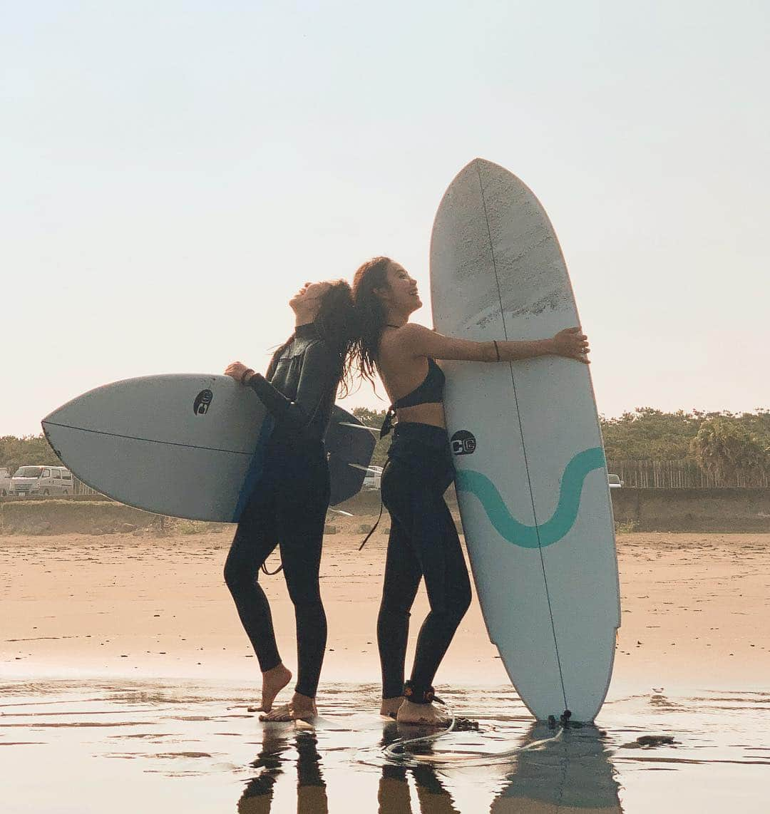 栗山遥さんのインスタグラム写真 - (栗山遥Instagram)「Surf trip🐚🕊in Miyazaki 自然が豊かで、人は優しくて温かい。 心がほっこりする場所。 ちょっぴり久しぶりのsurfingは、 やっぱり楽しい〜〜❤︎まだまだ初心者だけど、  今年は頑張るんだ🌞 海の中は心地良いな #surfing#surftrip#サーフィン#サーフトリップ」3月22日 12時04分 - harukakuriyama