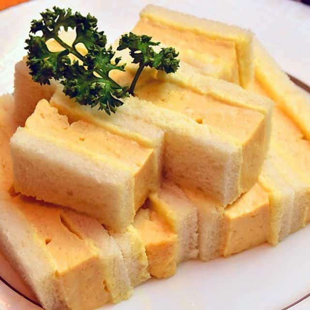 東京カレンダーさんのインスタグラム写真 - (東京カレンダーInstagram)「優しい味わいの出汁巻き玉子に、からしマヨネーズ、そして柔らかな食パン。わずか3つの要素のみで構成されているにも関わらず、口のなかでこれらが一体となった時の美味しさは半端ではない。  #東京カレンダー #東カレ #tokyocalendar #lunch #手土産 #麻布十番 #天のや #玉子サンド」3月22日 12時05分 - tokyocalendar