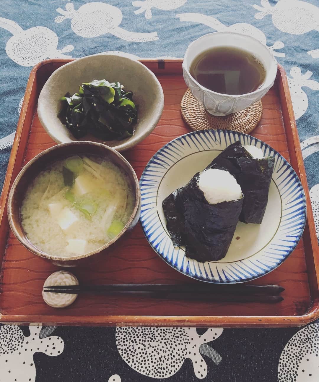 のインスタグラム：「他にはなにもいらぬ。  おにぎりと味噌粕汁と、わかめの酢の物。たった2週間なのに、今回フランスの食い込みが深かったからなのか、ソウルフード御膳が無性に食べたくて仕方がない。飛行機乗り込み後から感じてた身体のむくみは、わかめを食べれば大抵治るんです。  帰国してからノンストップ。完全にエネルギー切れ。今日は半休いただいて、少し身体を休ませよう。  #猫沢飯」