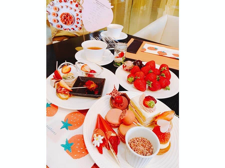 畑有里紗さんのインスタグラム写真 - (畑有里紗Instagram)「シンガポールから帰った次の日に 大好きな2人とおとぴが 誕生日&結婚のお祝いしてくれたよ❤︎ 当日駅で待ち合わせて サプライズで連れて行ってくれたのが #anaインターコンチネンタルホテル東京  の 苺ビュッフェ😭🍓👏 私が苺好きなのもあって 苺縛りで探しまくってくれたらしい!! 嬉しすぎたー(T_T)❤︎ どれも美味しすぎて永遠に食べられた🍓笑 . 2人にはいつもお世話になりっぱなしで 真剣な話もしたりするし とっても尊敬できるふたりで 4人でいると毎回笑いが絶えなくて ほんとに最高!! いつもありがとう❤️ ちなみに年は24.25.26歳と１つずつ違い！ . . プレゼントは前撮り写真入れる 沖縄のフォトフレームと 翔ちゃんとお揃いのpiquéパジャマ バック お花💐  大切にするね❤︎ 素敵な一日をありがとう(*^^*) これからもよろしくね♡♡ . （去年の誕生日は無言で拍手してたおとぴも今年は一緒にハッピーバースデー歌ってくれてて成長にとても感動した😢👏笑 1枚目の写真のおとぴ好き❤︎笑） #誕生日#結婚祝いのプレゼント#苺ビュッフェ #本当にいつもありがとう#大好きな人#25歳」3月22日 12時13分 - arii_m36
