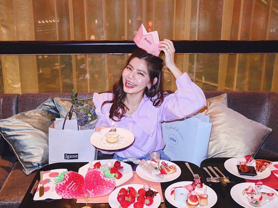 畑有里紗さんのインスタグラム写真 - (畑有里紗Instagram)「シンガポールから帰った次の日に 大好きな2人とおとぴが 誕生日&結婚のお祝いしてくれたよ❤︎ 当日駅で待ち合わせて サプライズで連れて行ってくれたのが #anaインターコンチネンタルホテル東京  の 苺ビュッフェ😭🍓👏 私が苺好きなのもあって 苺縛りで探しまくってくれたらしい!! 嬉しすぎたー(T_T)❤︎ どれも美味しすぎて永遠に食べられた🍓笑 . 2人にはいつもお世話になりっぱなしで 真剣な話もしたりするし とっても尊敬できるふたりで 4人でいると毎回笑いが絶えなくて ほんとに最高!! いつもありがとう❤️ ちなみに年は24.25.26歳と１つずつ違い！ . . プレゼントは前撮り写真入れる 沖縄のフォトフレームと 翔ちゃんとお揃いのpiquéパジャマ バック お花💐  大切にするね❤︎ 素敵な一日をありがとう(*^^*) これからもよろしくね♡♡ . （去年の誕生日は無言で拍手してたおとぴも今年は一緒にハッピーバースデー歌ってくれてて成長にとても感動した😢👏笑 1枚目の写真のおとぴ好き❤︎笑） #誕生日#結婚祝いのプレゼント#苺ビュッフェ #本当にいつもありがとう#大好きな人#25歳」3月22日 12時13分 - arii_m36