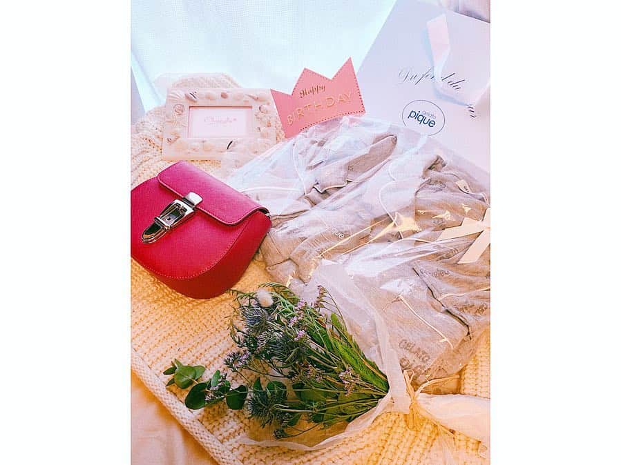 畑有里紗さんのインスタグラム写真 - (畑有里紗Instagram)「シンガポールから帰った次の日に 大好きな2人とおとぴが 誕生日&結婚のお祝いしてくれたよ❤︎ 当日駅で待ち合わせて サプライズで連れて行ってくれたのが #anaインターコンチネンタルホテル東京  の 苺ビュッフェ😭🍓👏 私が苺好きなのもあって 苺縛りで探しまくってくれたらしい!! 嬉しすぎたー(T_T)❤︎ どれも美味しすぎて永遠に食べられた🍓笑 . 2人にはいつもお世話になりっぱなしで 真剣な話もしたりするし とっても尊敬できるふたりで 4人でいると毎回笑いが絶えなくて ほんとに最高!! いつもありがとう❤️ ちなみに年は24.25.26歳と１つずつ違い！ . . プレゼントは前撮り写真入れる 沖縄のフォトフレームと 翔ちゃんとお揃いのpiquéパジャマ バック お花💐  大切にするね❤︎ 素敵な一日をありがとう(*^^*) これからもよろしくね♡♡ . （去年の誕生日は無言で拍手してたおとぴも今年は一緒にハッピーバースデー歌ってくれてて成長にとても感動した😢👏笑 1枚目の写真のおとぴ好き❤︎笑） #誕生日#結婚祝いのプレゼント#苺ビュッフェ #本当にいつもありがとう#大好きな人#25歳」3月22日 12時13分 - arii_m36