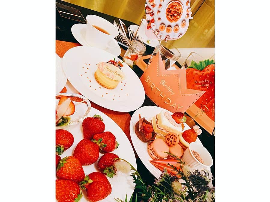 畑有里紗さんのインスタグラム写真 - (畑有里紗Instagram)「シンガポールから帰った次の日に 大好きな2人とおとぴが 誕生日&結婚のお祝いしてくれたよ❤︎ 当日駅で待ち合わせて サプライズで連れて行ってくれたのが #anaインターコンチネンタルホテル東京  の 苺ビュッフェ😭🍓👏 私が苺好きなのもあって 苺縛りで探しまくってくれたらしい!! 嬉しすぎたー(T_T)❤︎ どれも美味しすぎて永遠に食べられた🍓笑 . 2人にはいつもお世話になりっぱなしで 真剣な話もしたりするし とっても尊敬できるふたりで 4人でいると毎回笑いが絶えなくて ほんとに最高!! いつもありがとう❤️ ちなみに年は24.25.26歳と１つずつ違い！ . . プレゼントは前撮り写真入れる 沖縄のフォトフレームと 翔ちゃんとお揃いのpiquéパジャマ バック お花💐  大切にするね❤︎ 素敵な一日をありがとう(*^^*) これからもよろしくね♡♡ . （去年の誕生日は無言で拍手してたおとぴも今年は一緒にハッピーバースデー歌ってくれてて成長にとても感動した😢👏笑 1枚目の写真のおとぴ好き❤︎笑） #誕生日#結婚祝いのプレゼント#苺ビュッフェ #本当にいつもありがとう#大好きな人#25歳」3月22日 12時13分 - arii_m36