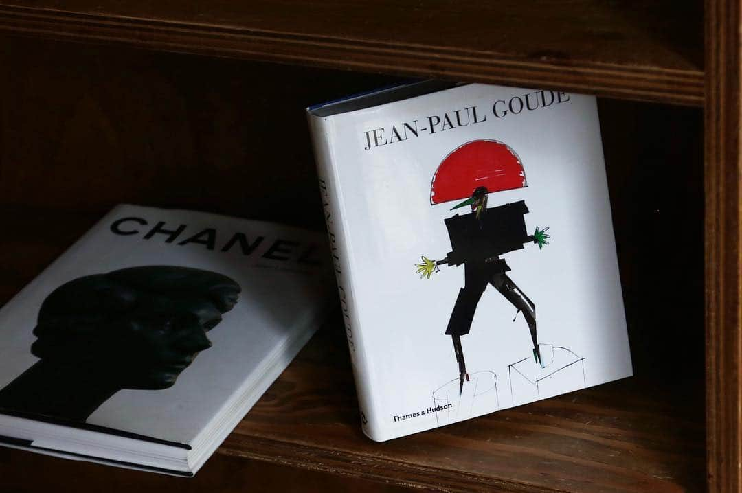 nostos booksさんのインスタグラム写真 - (nostos booksInstagram)「オープンしました。本日の #ノストスオススメ は、『Jean-Paul Goude』。﻿ ﻿ 昨年シャネル・ネクサス・ホールで開催された個展「In Goude we trust!」も記憶に新しいジャン=ポール・グード。本書は長年に渡るシャネルとのコラボレーションや、歌手であるグレース・ジョーンズのジャケットデザインなど、氏のアートワークが凝縮された一冊。﻿ ﻿ なかには背の低い男性に厚底の靴を履かせ、臍の位置を上へずらし、歯の抜けた演出を施したインスタレーションも。コンプレックスと思わがちな特徴にあえて大胆にフォーカスすることで、本人の内側から溢れ出るパワーを個性に変えていくのです。﻿ ﻿ 自身も背が低いことを気にしていた過去から生まれたこれらの作品。そんな氏の原点にも注目しながらお楽しみください。﻿ ﻿ #nostosbooks #本屋 #書店 #bookstore #bookshop #本 #book #books #読書 #本好き #本が好き #世田谷線 #松陰神社前 #jeanpaulgoude #ジャンポールグード #ingoudewetrust #chanel #シャネル #グレイスジョーンズ」3月22日 12時23分 - nostosbooks