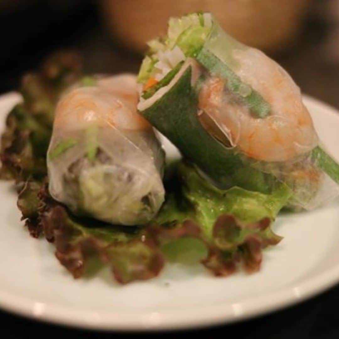 ベトナムフロッグ汐留のインスタグラム：「こんにちは、東京・汐留のベトナム料理専門店、ベトナムフロッグです。 ブログ更新しました！ 「春にさっぱりとしたメニューが食べたいときは、生春巻きがおすすめです！」 是非ご来店をお待ちしております。  アジアンテイストを楽しみにきてくださいね♪ ▼詳しくはこちら▼ http://vietnam-frog.co/blog/ ☎電話番号：05073002964  #ベトナム料理 #アジアン #パクチー #タイカレー #女子会 #誕生日 #新橋 #汐留」
