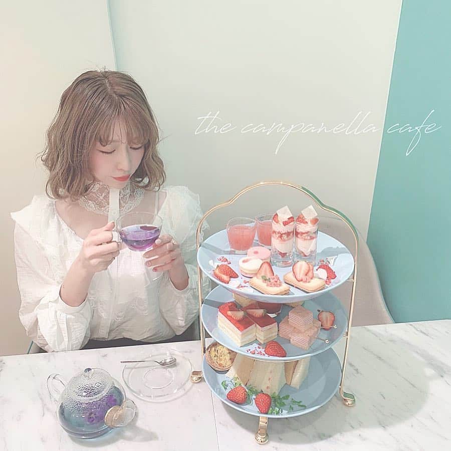 のインスタグラム：「𓆸⠀ ⠀ ティファニーブルーの店内が可愛い東京丸の内の @tokyocampanella ♡⠀ きえちゃんとアフタヌーンティーした♡⠀ ⠀ レモン入れると色が変わるteaも可愛い♡𓃹⠀ ⠀ お洋服は @ririnco_jp です𓂂𓏸🥀 #카페」