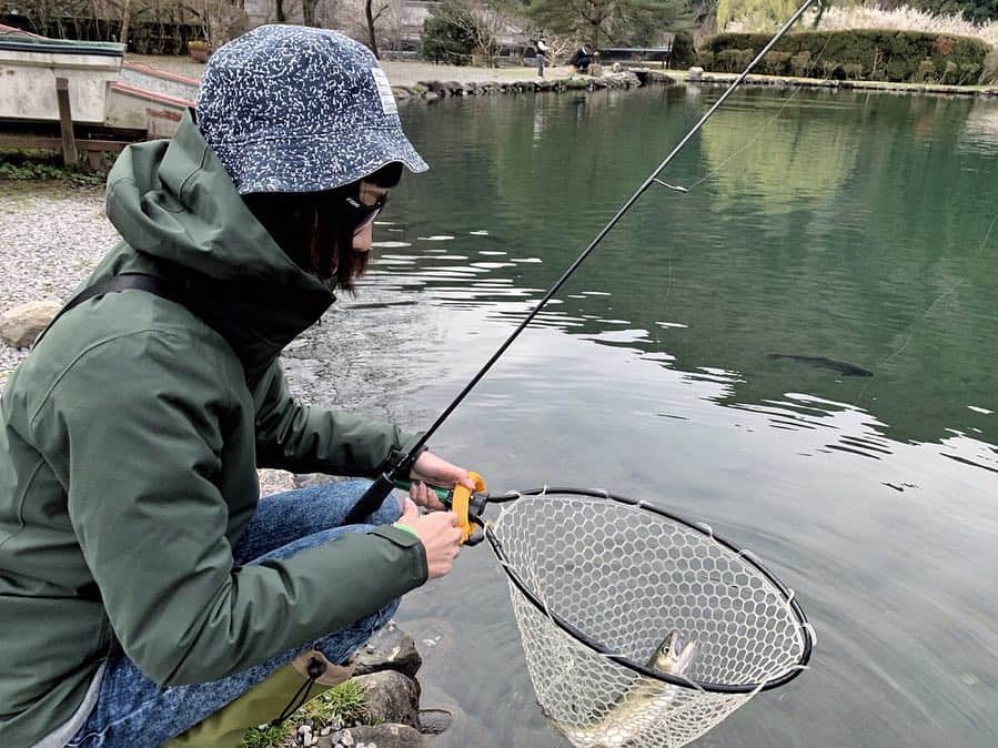 石川文菜さんのインスタグラム写真 - (石川文菜Instagram)「. . . . ✨🐟🙋‍♀️🎣✨ . . . #pic #photo #fish #trout #fishing #fishinggear #lure #jackall #timon #rod #brs #s64ul」3月22日 12時19分 - bun0404