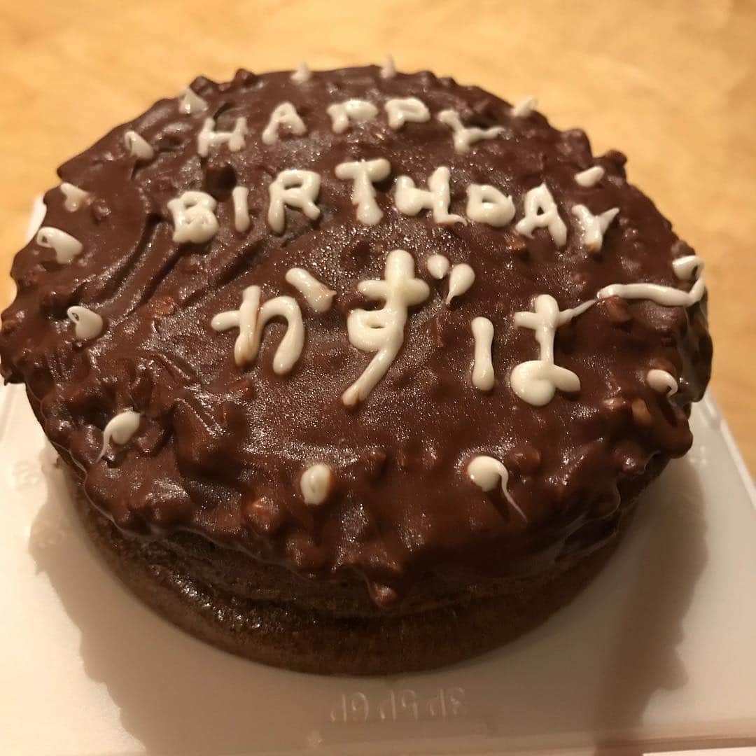 崎山一葉さんのインスタグラム写真 - (崎山一葉Instagram)「撮影のあとに 荷物になりますがどうぞって お菓子作りが得意な スタッフのマロちゃんが 遅くなりましたとケーキをくださいました🎂🙌 嬉しすぎます…😭✨ ありがとう〜〜😭✨」3月22日 12時22分 - kazuha_sakiyama