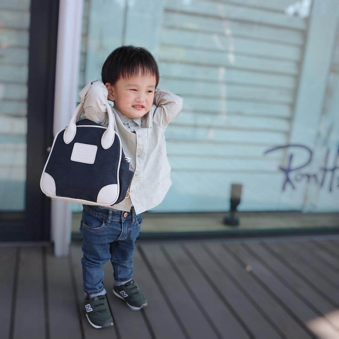 のインスタグラム：「最近息子が愛用しているバック♡リアルなママたちが企画・プロデュースしたブランド【GIRLSBAG(@girlsbag2012 )】のバックです♡ ∵ 子供用なのに、リュック・斜め掛け・手持ちと3way‼︎しかも、ママも子どもも使えるというなんとも便利なバック♡お揃い&兼用出来ちゃうって凄いですよね♡ ∵ 息子はリュックも斜め掛けもイヤイヤなので、こうやって手持ちで使えるのはホントありがたい♡小さめの絵本やミニカーを入れて持ち歩いてます♡大事に使ってね♡ ∵ ∵ #GIRLSBAG #GIRLSBAGちびバッグ #PR #親子コーデ #親子リンクコーデ #撮影 #親子撮影 #ミヤマリ #vocest #vocemagazine #美容ブロガー #インフルエンサー #ママ #男の子ママ #ママモデル #サロモ #超未熟児ママ #息子 #超未熟児 #nicu卒業生 #2歳11ヶ月 #修正2歳7ヶ月」