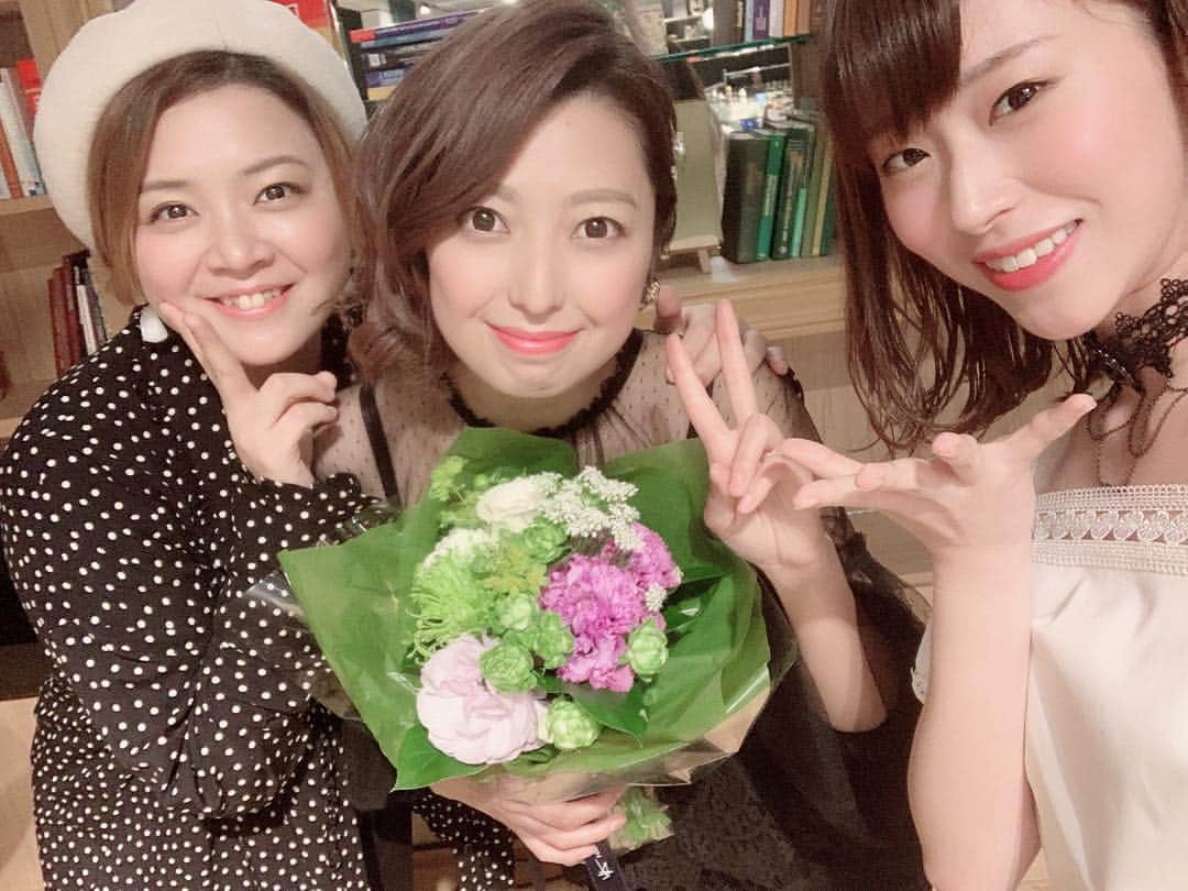 花奈澪さんのインスタグラム写真 - (花奈澪Instagram)「まいちゃんのイベント🎂💓 とても素敵な空間でした。 ゲストで出演させて頂きました✨  宝塚を卒業して4年経って、 たそと一緒にお芝居出来る日が来るなんてな〜！しあわせ。 大好きな仲間。 きっと死ぬまで仲良しです。  #春花きらら #天真みちる  #お誕生日おめでとう #グループ名は昔から4DS #nudishdelicafe」3月22日 12時29分 - namio_dao