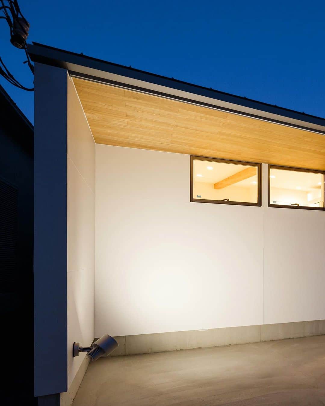 のインスタグラム：「深い軒のあるシンプルな平家の外観夕景♪ : ■haus-flow■ 兵庫県姫路市 #haus_flow : #建築 #建築家 #家 #家づくり #新築一戸建て #マイホーム #注文住宅 #設計 #設計事務所 #デザイン #夕景 #玄関 #外観 #土間 #デザイン住宅 #シンプル #architecture #residence #exterior #entrance #door #house #twilight #一級建築士事務所haus」