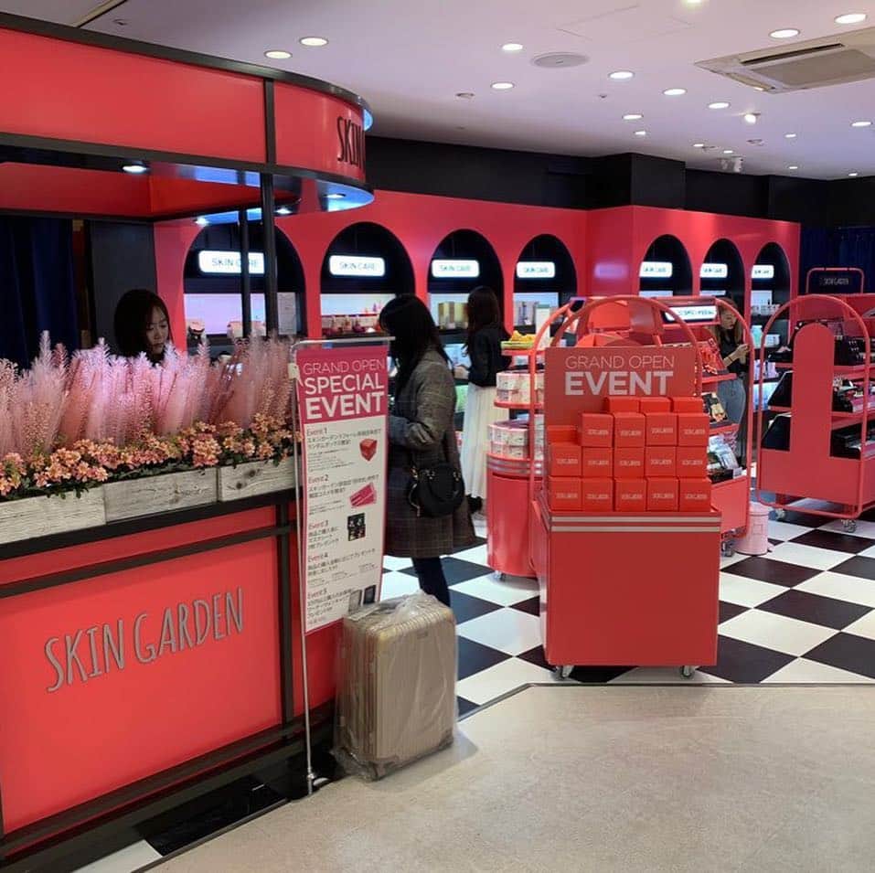 SKINGARDEN［スキンガーデン］さんのインスタグラム写真 - (SKINGARDEN［スキンガーデン］Instagram)「本日‼️SKINGARDENがラフォーレ原宿に﻿ オープンいたしました🥳🎊🎊﻿ ﻿ 人気の定番アイテムはもちろん、韓国で人気の新作コスメもご紹介💄💕﻿ ピンクを基調とした店内は、駅のプラットホームをイメージ😎✨✨﻿ “SKINGARDEN EXPRESS”に乗ってあなたのお気に入りを探す旅をお楽しみください❤️﻿ ﻿ たくさんのイベントもご用意してますので﻿ 皆様のご来店、お待ちしております😍✨✨﻿ ﻿  SKINGARDEN ラフォーレ原宿店 B0.5階 🏠東京都渋谷区神宮前１丁目１１−６ 🕒11:00〜21:00  #skingarden #スキンガーデン #SKINGARDEN #新店舗オープン #原宿 #ラフォーレ原宿 #新店 #韓国コスメ #韓国 #한국 #g9skin #g9 #지나인 #berrisom #메이크업 #화장품 #化粧品 #韓国好きな人と繋がりたい #韓国すきな人と仲良くなりたい #日韓 #日韓カップル #メイク #メイクアップ」3月22日 12時34分 - skingarden.jp