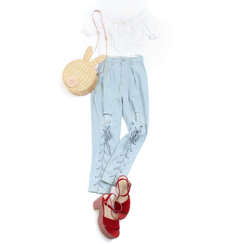 のインスタグラム：「. 【COORDINATE】 . 本日入荷の新作でコーディネート✨ . ♡ラビットラウンドショルダー ♡コットンギャザーブラウス ♡レースアップダメージデニム ♡ナチュラルクロスサンダル . うさぎの後ろ姿をモチーフにした キュートなかごバッグ🐰💓💓 . . #honeysalonbyfoppish #honeysalon #ハニーサロン #ハニサロ #ハニサロバッグ #ハニサロウェア #コーディネート #ラビット #うさぎ #ウサギ #🐰 #コットン #ブラウス #コットンブラウス #赤 #厚底 #厚底サンダル #デニム  #かごバッグ #coordinate #cotton #spring #bag #rabbit #blouse #red #sandals #girly #denim」