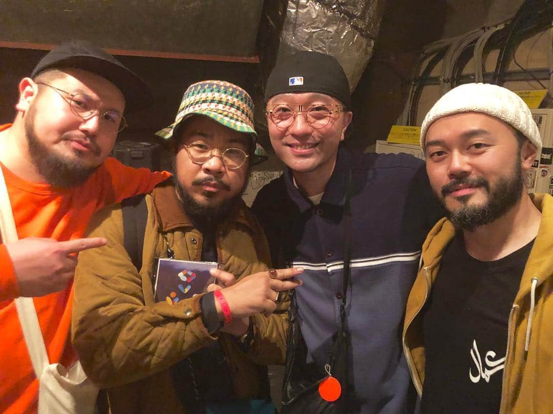 ZEN-LA-ROCKさんのインスタグラム写真 - (ZEN-LA-ROCKInstagram)「@mndsgn_ 氏にFNCY渡した🤜🏽🤛🏽 何かコラボれたら最&高😍 ってジャケ逆っ🤣 この並びは🤘🏽🤘🏽🤘🏽🤘🏽 . . . #fncy #mndsgn #mahbie #sauce81 #zenlarock」3月22日 12時37分 - zenlarock