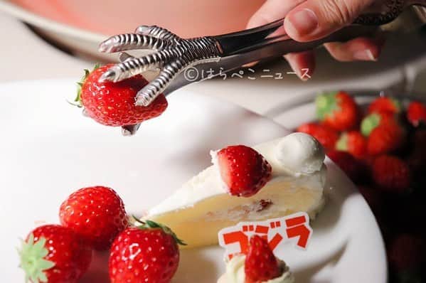 のインスタグラム：「🍓いちごテロ🍓 ストリングスホテル東京インターコンチネンタル . ストロベリーブッフェ 「イチ・ゴジラ」  3月からランチに加えてディナーブッフェも開始！ ディナー限定メニューを取材してきました！  フレッシュいちごも食べ放題！ いちご型のマシュマロもキュート！ ✴︎ 詳しくは苺専用ブログ⬇︎イチゴ探偵へ https://harapeco.news/strings13/ ✴︎ #いちご #苺 #イチゴ #いちごテロ #ストリングスホテル東京インターコンチネンタル #飯テロ #ブッフェ #食レポ  #食べ放題 #イチゴジラ #ゴジラ #🎂 #Godzilla #ゴジラキングオブモンスターズ #buffet #イチゴ探偵 #ディナーブッフェ  #strawberry #いちごライター #ビュッフェ #ストロベリーブッフェ  #いちごビュッフェ #ストロベリーブッフェ #cake #スイーツ #いちご集め #🍰 #🍓 #ストロベリーブッフェ #ディナー」