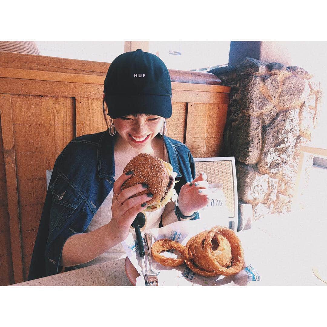 のインスタグラム：「- - ハンバーガー大好きすぎて何個か行ったけど ここのは特に美味🤤🍔❤️ - #0322 #ハワイ #ハンバーガー #美味 #hawaii  #waikiki #islandfineburgers  #hamburger  #favorite  #junkfood #yummy #smile #happy #me #huf #like4likes  #followme  #instagood」