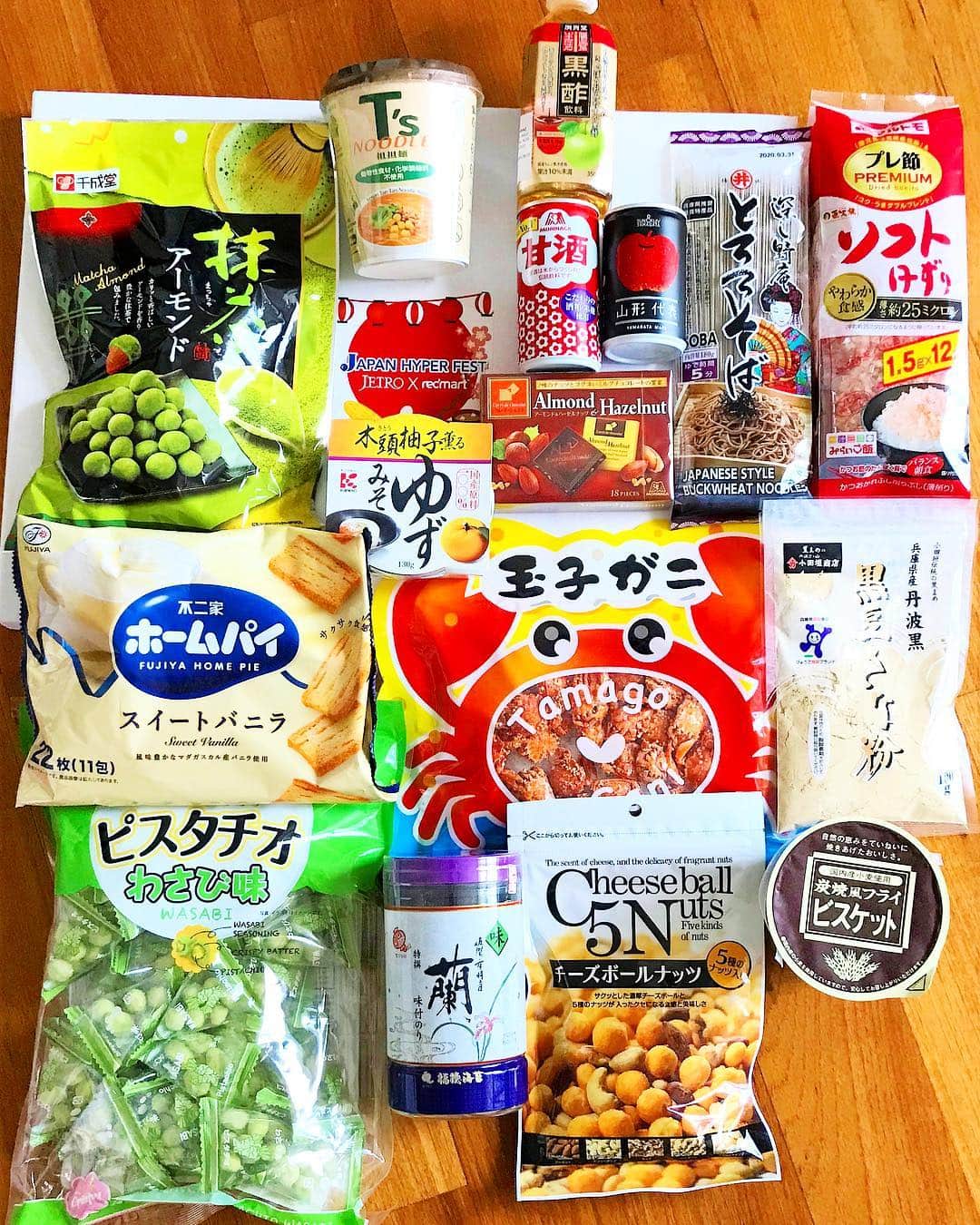 のインスタグラム：「Calling all fans of Japanese snacks! Satisfy your cravings with over 100 unique Japanese products imported directly from Japan only @redmartcom until 31st March! This Japan Hyper Fest is a collaboration between @jetrosingapore and RedMart that features specially curated items ranging from Ehime Prefecture's Yuzu Miso to your favourite Hokkaido Fromage Cheesecake! Shop online and get your items delivered to your doorstep in your chosen 2-hr delivery slot between 7am-10pm daily, including weekends and PH.  Click on the link (https://bit.ly/2ulVRvP) and start shopping now!  #japanhyperfest #jetrosingapore」