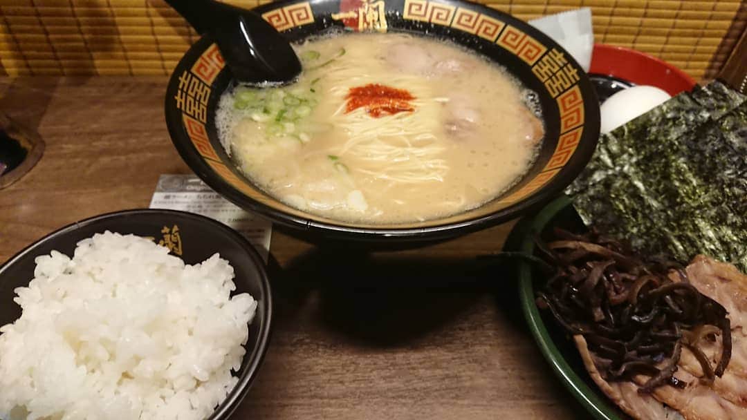 松坂南さんのインスタグラム写真 - (松坂南Instagram)「ラーメン好き🍜🍥💕 とんこつは必ずごはんも一緒にスープに浸して😆」3月22日 12時47分 - minami_matsuzaka