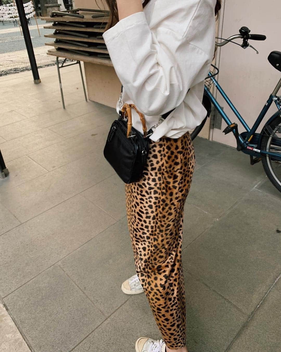 のインスタグラム：「. このスカートあり？なし?😂 やっぱりモテないかな、、、. かわいいんだけど、、、😔」
