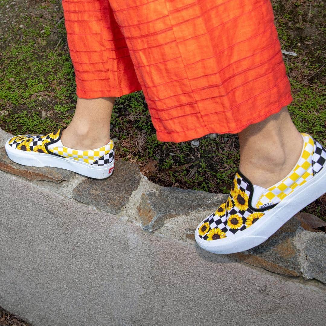 vansさんのインスタグラム写真 - (vansInstagram)「Checkerboard & sunflowers? What more could you need. Start designing your own pair of Vans with this Customs exclusive Sunflower print now at vans.com/customs」3月22日 4時05分 - vans