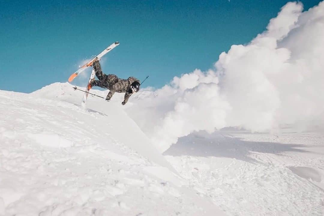 BONXのインスタグラム：「Flippin' out on a Thursday with @jeremypancras and BONX; Staying connected upside down and right-side up.⁣ 📸 @kylerthecreator⁣ ⁣ ⁣ #GoBonx #GoMakeNoise⁣ .⁣ .⁣ .⁣ .⁣ #Bonx #technology #ski #skiing #mountainworld #winter #powder #mountainlife #mountainwave #mountainlife #extreme #communication #gear #snow #outdoorsports #extremesports #grouptalk #sportstech #sportstechnology #headphones #wirelessheadphones ⁣」