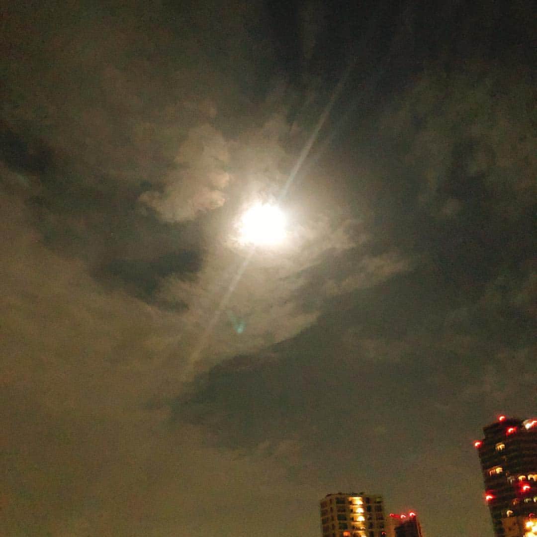 のインスタグラム：「今日は本当に月が綺麗で、僕に色々と教えてくれた気がしました。  #月 #ムーン」